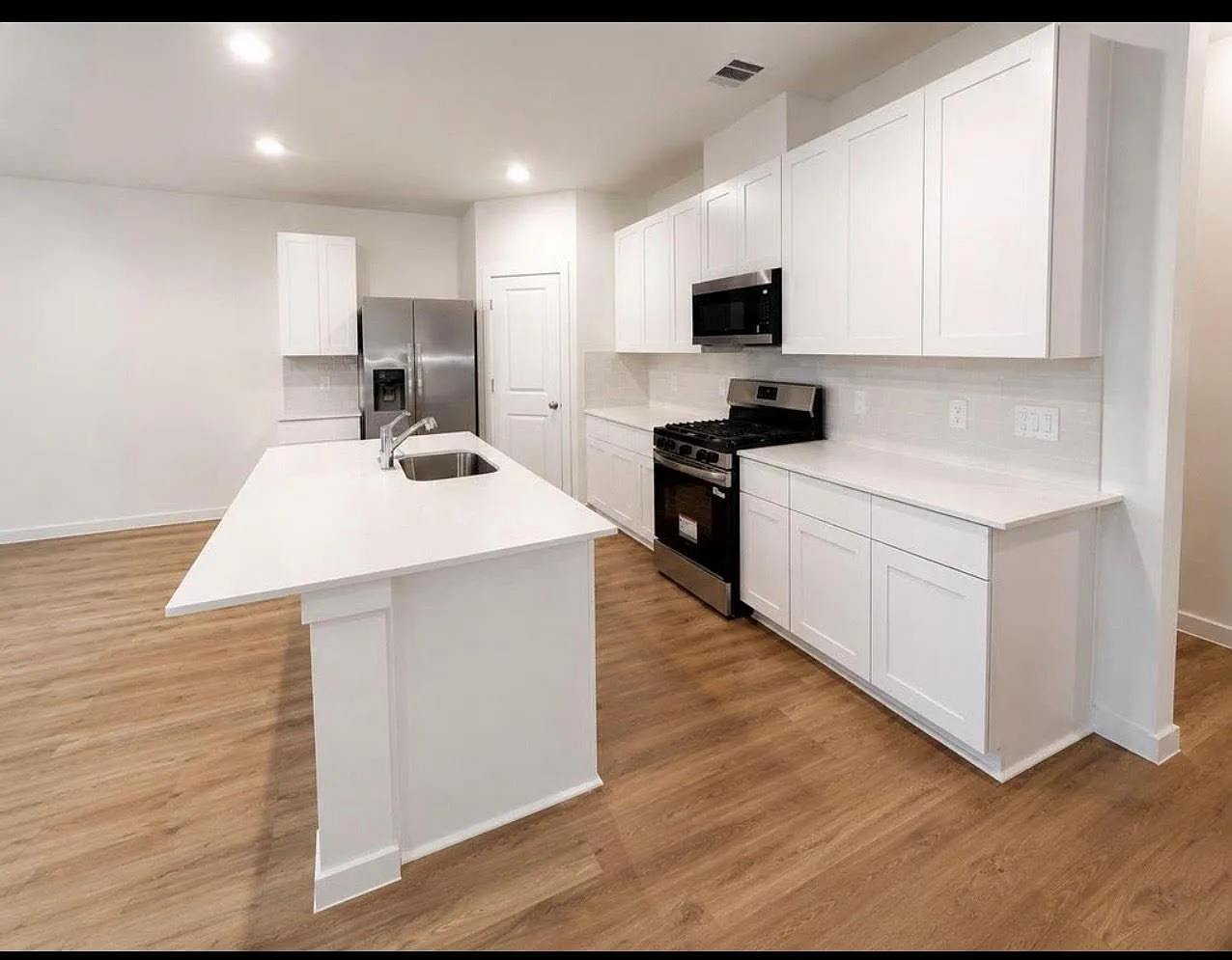 3 bed, 2.5 bath, 1913 sqft, $2,300 — Photo 4