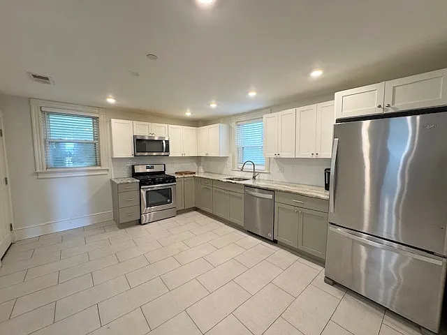Building Photo - 1150 Bennington St #1