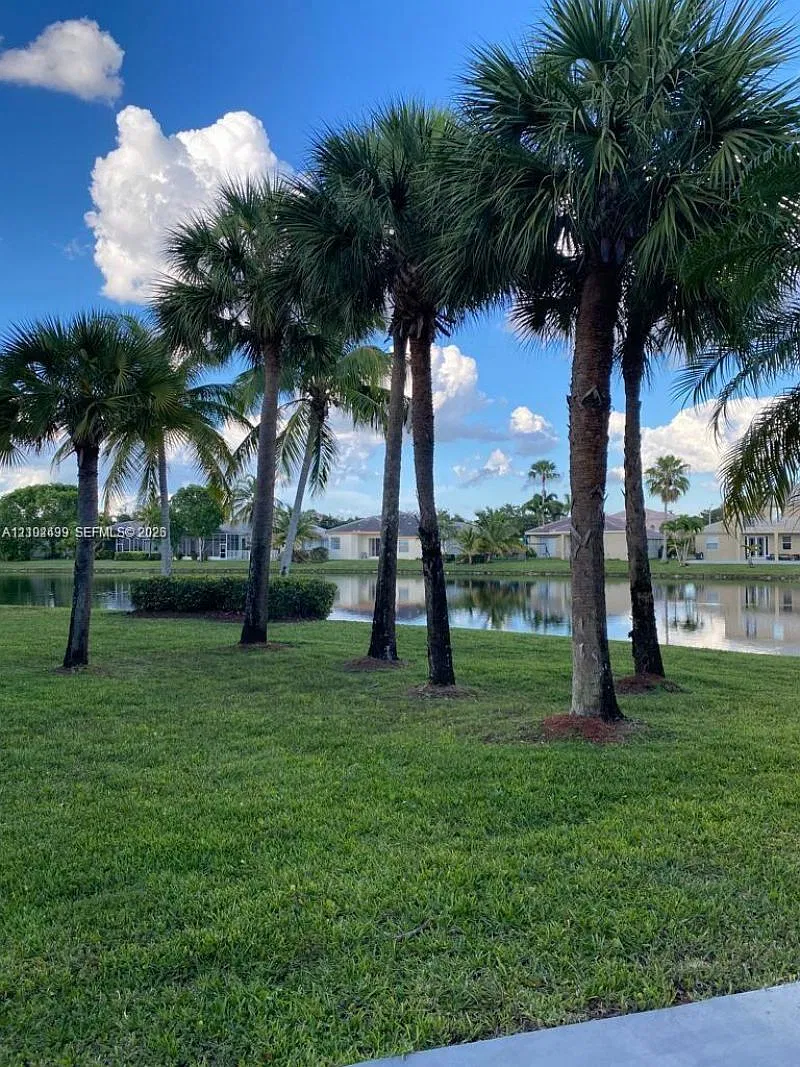 3 bed, 2.5 bath, 1726 sqft, $3,650 — Photo 2
