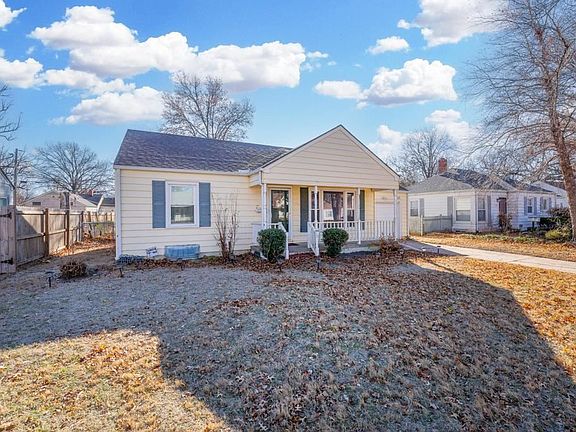 3rd image of 2433 E Menlo Dr