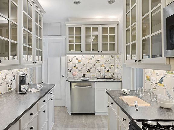 4th image of 125 E 63rd St APT 6C