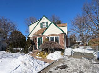 58 Elm Court, New Hyde Park, NY 11040