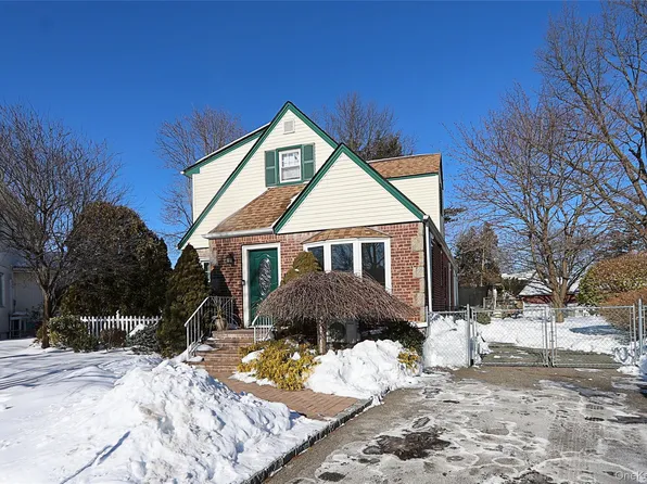 58 Elm Court, New Hyde Park, NY 11040