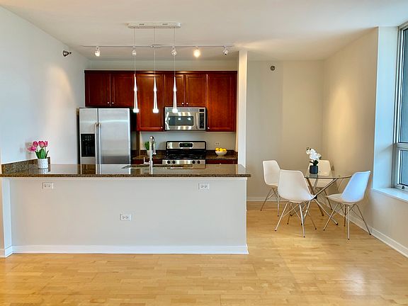 5th image of 330 W Grand Ave APT 2003