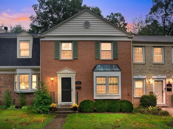 10306 Hampshire Green Ave, Fairfax, VA 22032