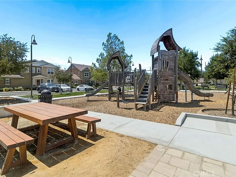 2811 E Kendall Ln — Photo 35