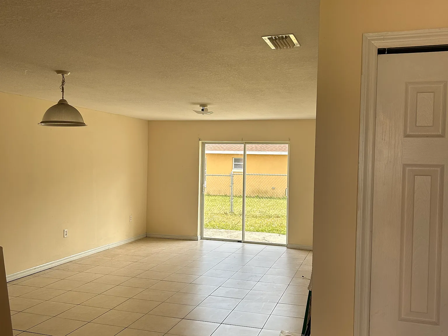 3 bed, 1200 sqft, $1,600 — Photo 3