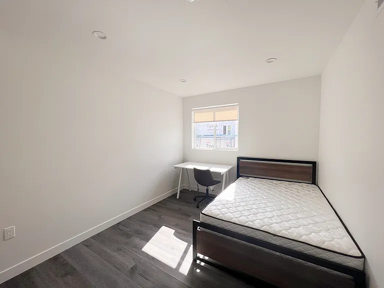 1439 W 37th Dr — Photo 31