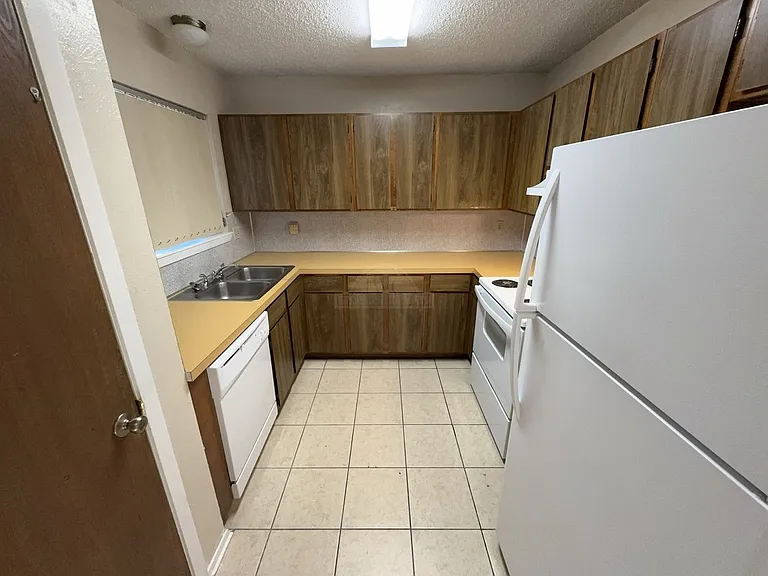 2110 Hinkle Ave — Photo 5