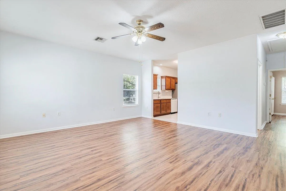 3 bed, 2.0 bath, 1301 sqft, $2,295 — Photo 4