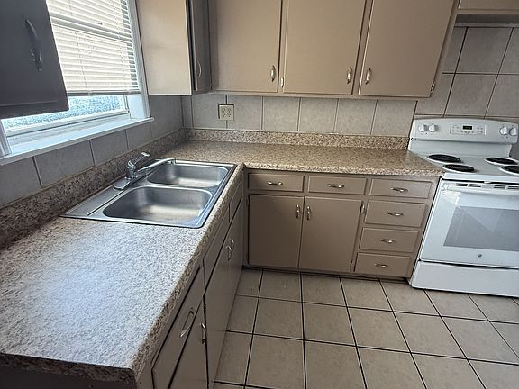 5th image of 2409 S Park Ave