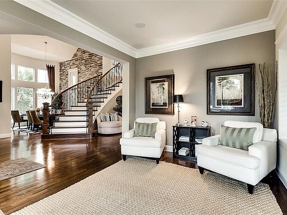 3rd image of 813 Donelson Dr