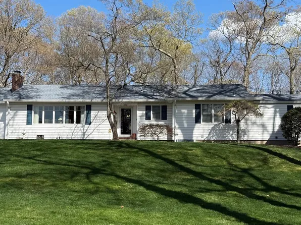 8 Roundabout Road, Smithtown, NY 11787