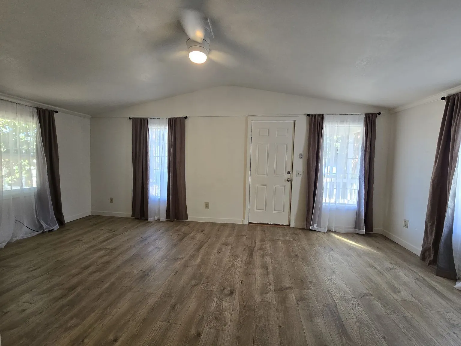2 bed, 1.0 bath, 700 sqft, $1,300 — Photo 3