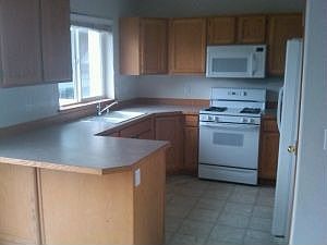 3rd image of 2058 E Greenleaf Ave