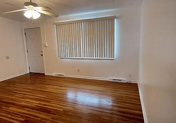 Living room - photo makes it look smaller than it is