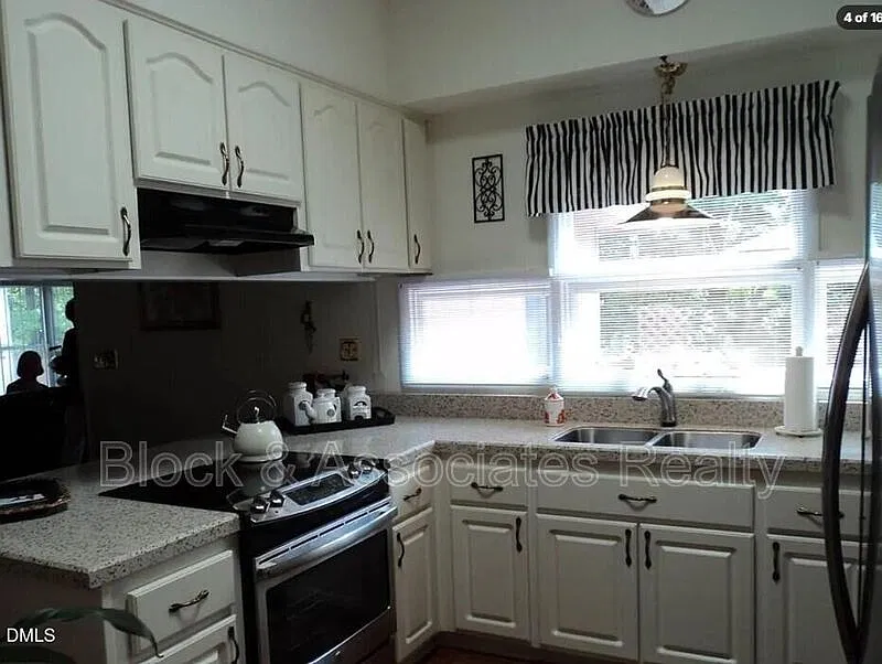 3 bed, 2.5 bath, 2004 sqft, $2,100 — Photo 3