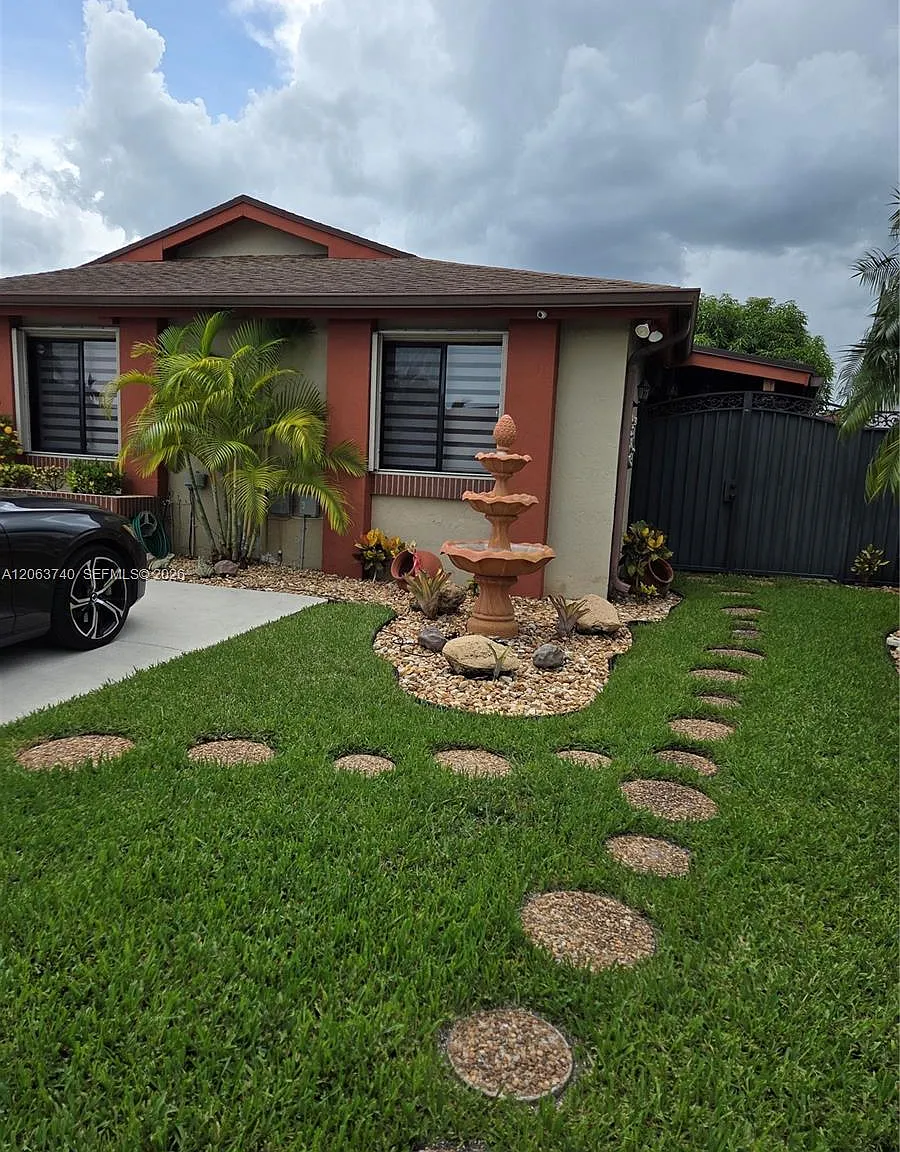 South Miami Lakes — Photo 3