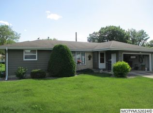 1113 Manor Dr, Mason City, IA 50401