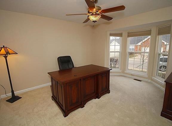Spacious office that could easily be converted to bedroom