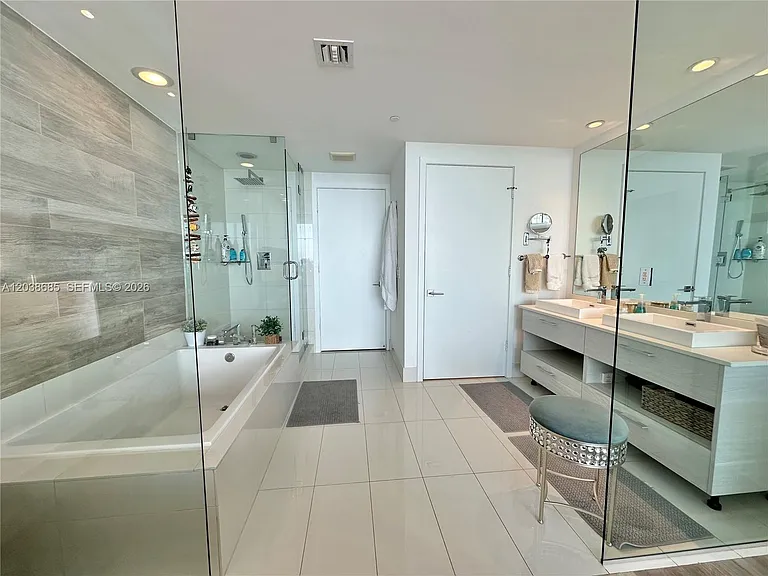 650 NE 32nd St #1404 — Photo 12