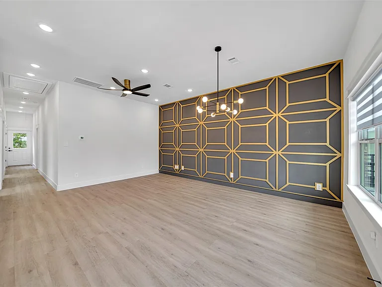 4834 Higgins St #B — Photo 2