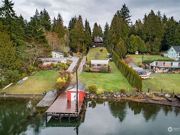 Having a dock and boathouse in the area is rare, as you are not allowed to build them anymore!>