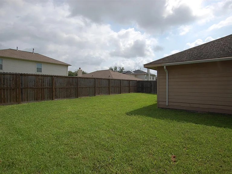 4711 Buescher Ct — Photo 15