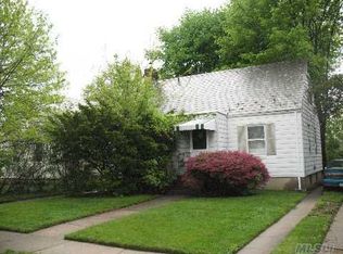 318 Barwick Blvd, Mineola, NY 11501