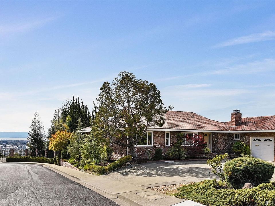 2nd image of 1893 Marineview Dr