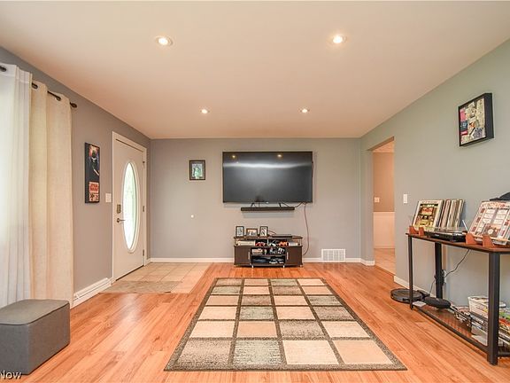 5th image of 525 Towson Dr NW