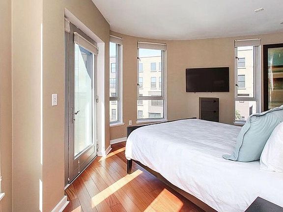 4th image of 888 7th St Unit 225