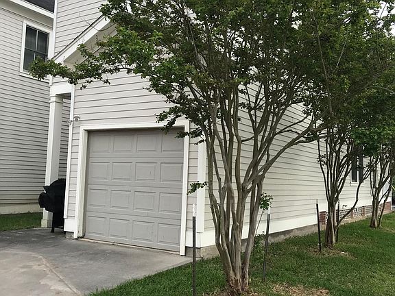 Garage and Driveway at Genesee Side