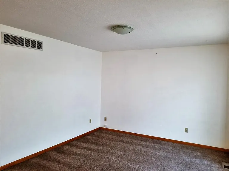 1901 Cherokee Dr — Photo 16