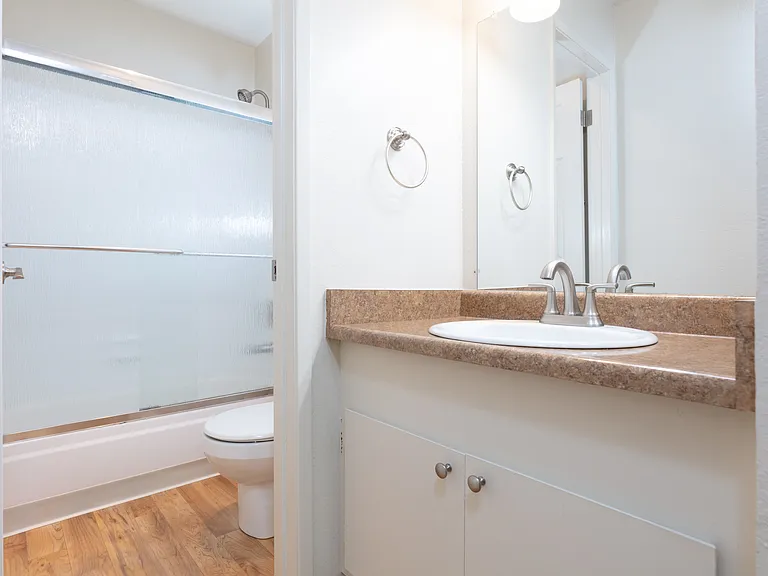 Riverdeck Apartments — Photo 31