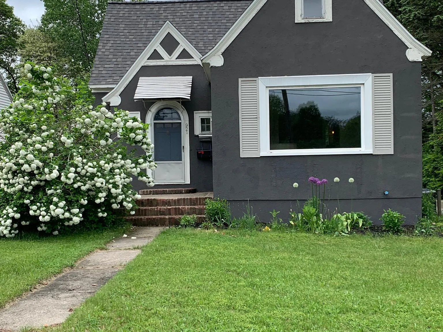 921 Fuller Ave NE — Photo 1