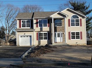 18 Governor Ave, West Babylon, NY 11704