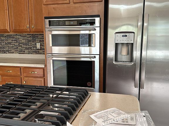 *New Stainless Steel appliances added in Kitchen*