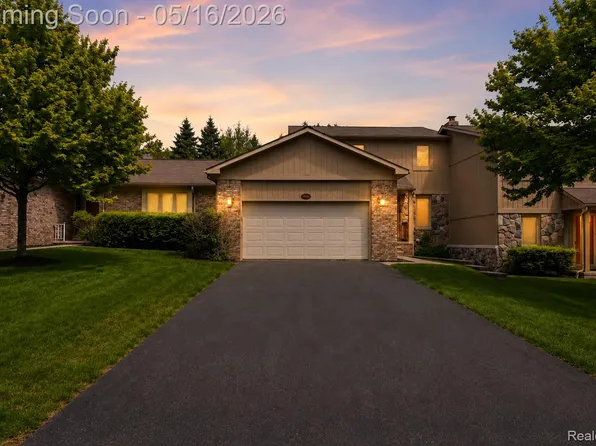 29498 Sylvan Ln, Farmington, MI 48334