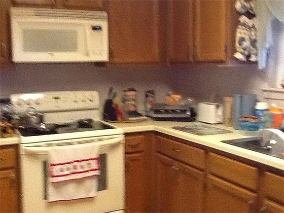 Cute kitchen, overlooks back yard