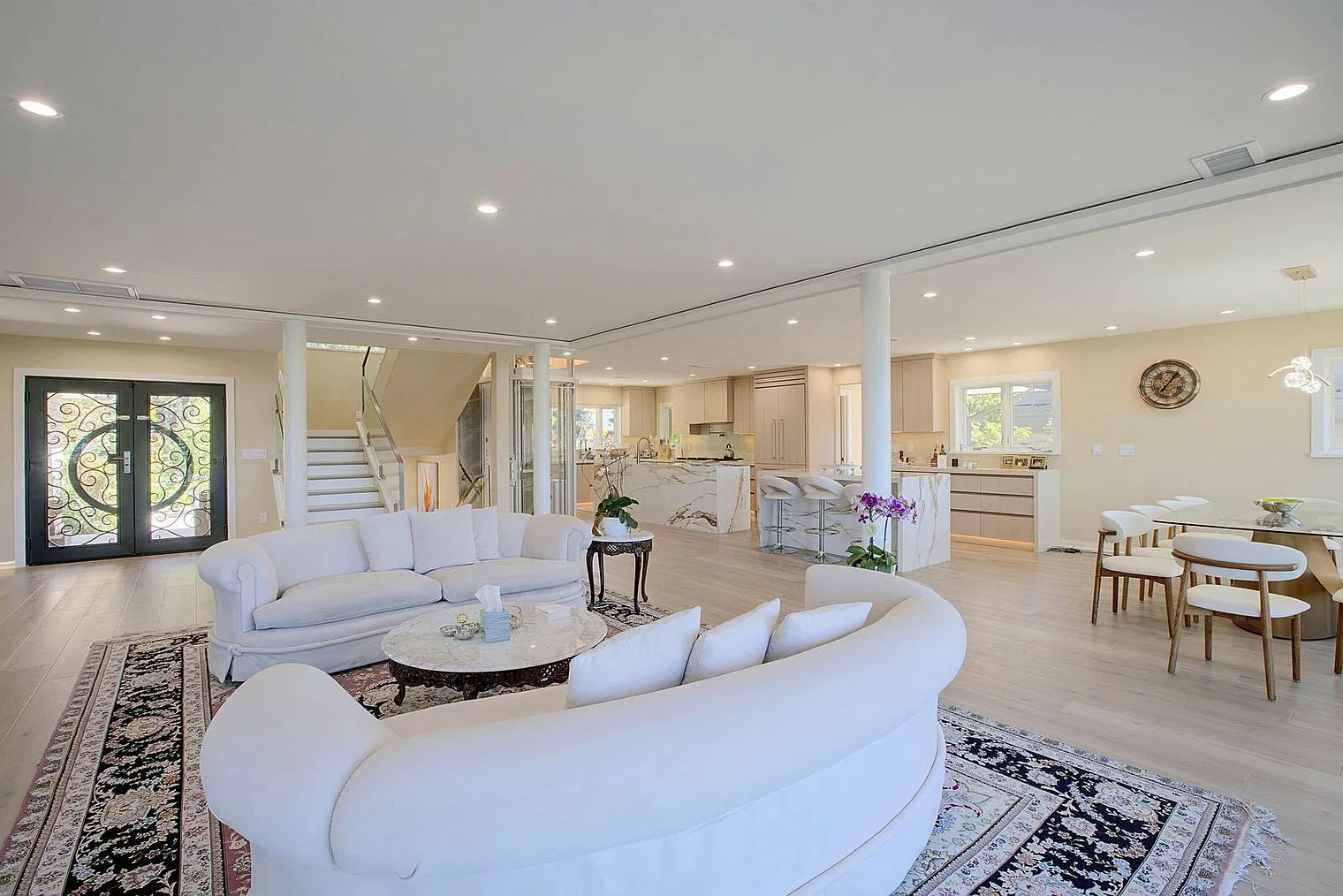 5 bed, 6.0 bath, 5995 sqft, $23,786 — Photo 4