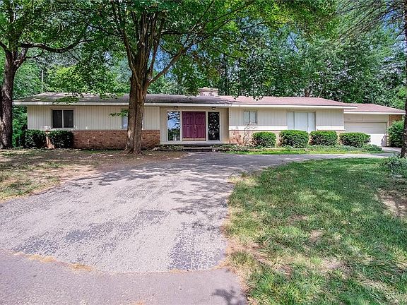 2nd image of 3304 Moraine Dr