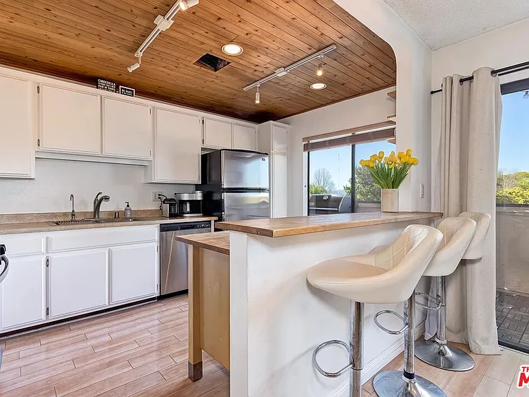 5805 Whitsett Ave #206 — Photo 7