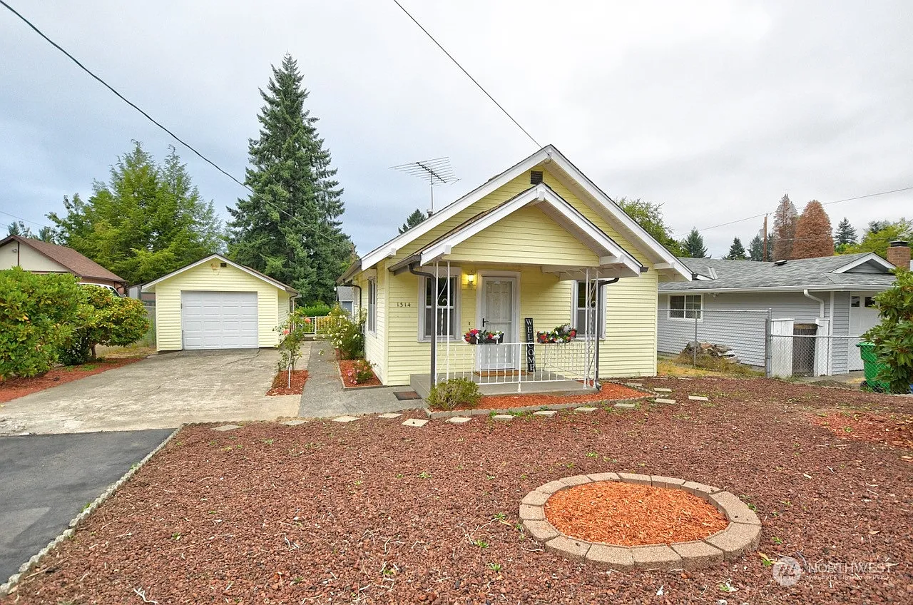 1314 Pine Avenue NE photo 1