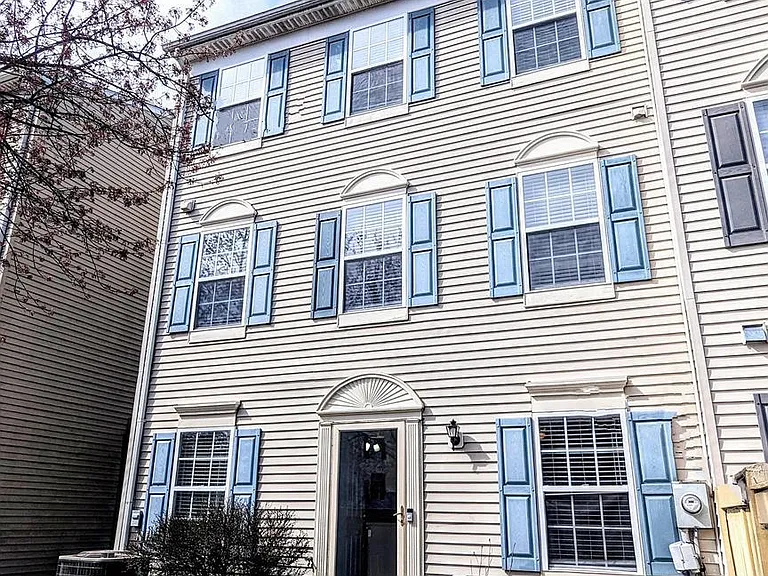 1009 Robin Hill Ter — Photo 1