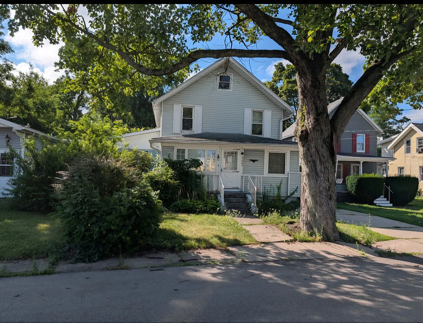 5 bedroom single family home — Photo 1