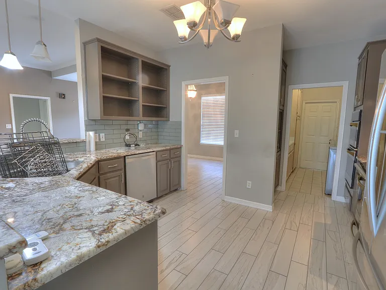 7714 Odessa Dr — Photo 8