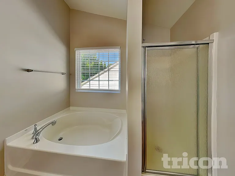 986 Peachtree Meadows Cir — Photo 9
