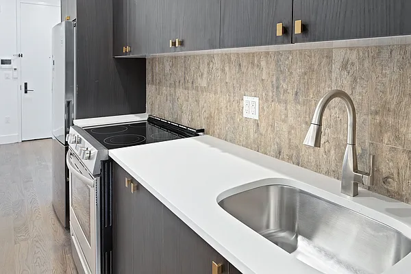 Rented by Safdie Realty Group | media 19