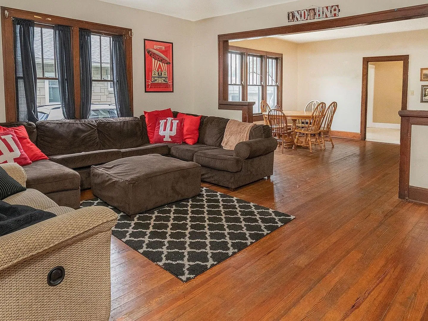 **August 2027** Beautiful Home with Large Backyard & Off-Street Parking!! 5 Bed, 3 Bath!! — Photo 4